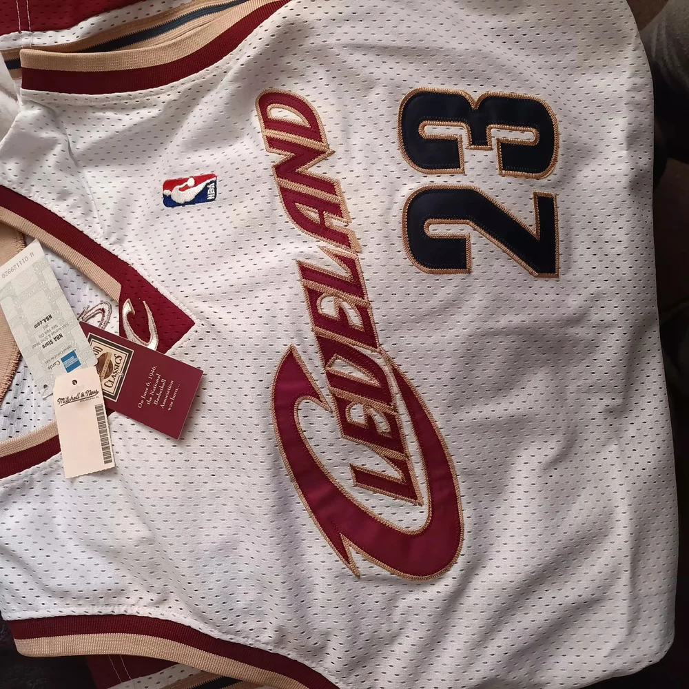 Mitchell & Ness White and Maroon Lebron James Rookie Cavaliers Jersey - Picture 14 of 16